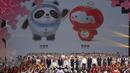 Suasana peluncuran Maskot Olimpiade Musim Dingin Beijing 2022 Bing Dwen Dwen dan maskot Paralimpik “Shuey Rhon Rhon” di Arena Hoki Es Shougang (17/9/2019). (AP Photo/Ng Han Guan)