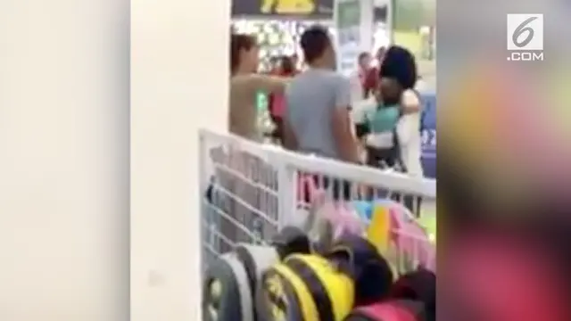 Seorang wanita bernama Nurul berhasil memergoki kelakuan bobrok suaminya selingkuh dengan wanita lain di mall.