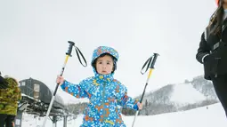 Rayyanza Malik Ahmad bermain ski dengan kostum musim dinginnya. Pose dalam foto itu menunjukkan seolah-olah bayi berusia 2 tahun ini sudah mahir. (Foto: Instagram/ raffinagita1717)