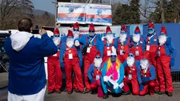 Peserta berfoto selama pertemuan orang-orang berpakaian Smurf dalam upaya pemecahan rekor dunia di Lauchringen, Jerman, 16 Februari 2019. Smurf merupakan karakter yang dibuat oleh kartunis Belgia, Pierre Culliford pada 1950. (CONSTANT FORME-BECHERAT/AFP)
