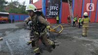 Tim Pemadam Kebakaran Johar Jakarta Pusat saat mengikuti pertandingan Jakarta Fire Fighter Challenge 2024 di Pusdiklat Damkar Ciracas, Jakarta, Kamis (27/6/2024). (merdeka.com/Imam Buhori)
