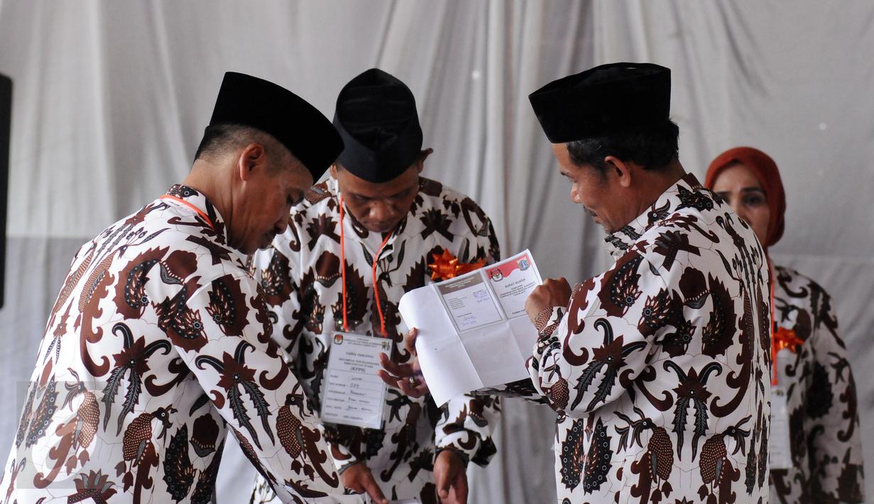 Petugas KPPS mengecek keabsahan surat suara Pilkada DKI Jakarta di TPS 027 Kebagusan, Jakarta, Rabu (15/2). Ahok-Djarot unggul dengan 254 suara sementara Anies-Sandi 207 serta AHY-Sylvi 85. (Liputan6.com/Helmi Fithriansyah)