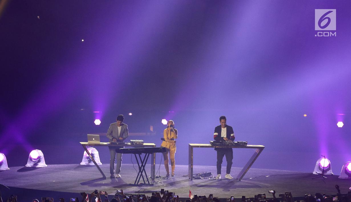 Penampilan Siti Badriah, DJ Jevin Julian dan Wingky Wiryawan pada Upacara Penutupan Asian Games 2018 di Stadion Utama GBK, Jakarta, Minggu (2/9). Siti Badriah terlihat segar dengan busana warna kuning dan rambut dikuncir. (Liputan6.com/Helmi Fithriansyah)