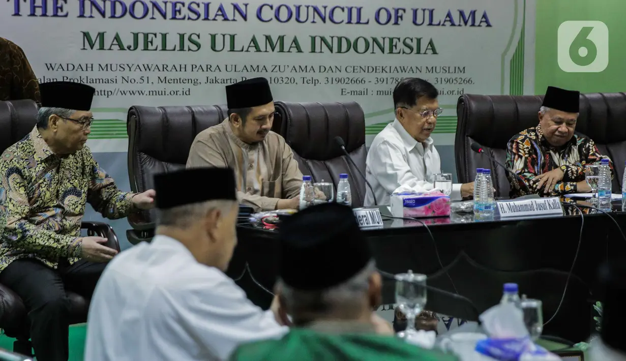 Ketua Dewan Masjid Indonesia Jusuf Kalla dan Wakil Ketum MUI Muhyiddin Junaidi saat rapat untuk mengeluarkan fatwa di Jakarta, Selasa (17/3/2020). Salah satu isi fatwa mengatur ketentuan yang harus dilakukan terhadap jenazah pasien pengidap virus corona atau Covid-19. (Liputan6.com/Faizal Fanani)