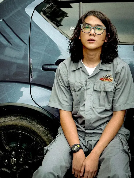 Iqbaal Ramadhan terlihat sangat menawan dengan penampilan rambut panjangnya, hal itu lantas membuat cewek-cewek merasa insecure. (FOTO: instagram.com/iqbaal.e)