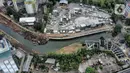 Pandangan udara proyek pembangunan sodetan Kali Ciliwung di Banjir Kanal Timur (BKT), Jakarta Timur, Senin (20/2/2023). Progres pembangunan sodetan Kali Ciliwung menuju BKT sudah mencapai 62 persen. Proyek yang menelan biaya mencapai Rp1,2 triliun ini ditargetkan berfungsi paling lambat April 2023. (merdeka.com/Iqbal S Nugroho)