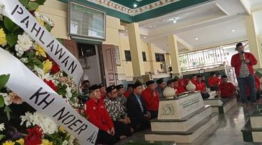 Makam pahlawan nasional asal Bekasi, KH Noer Ali dipadati peziarah