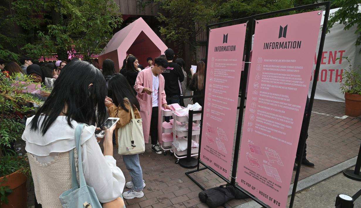 Foto Antusiasme Penggemar Berburu Suvenir Kece Di House Of Bts Showbiz Liputan6 Com