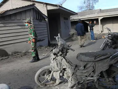 Petugas saat melakukan operasi pencarian warga atau korban akibat letusan Gunung Sinabung di  desa Gamber, Karo, Sumatera Utara, (23/5).Desa Gamber sendiri merupakan kawasan zona merah Gunung Sinabung. (ARDIANSYAH PUTRA / AFP)