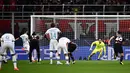 Gelandang Chelsea, Jorginho menembak dan mencetak gol melalui tendangan penalti saat bertanding melawan AC Milan pada pertandingan lanjutan grup E Liga Champions di stadion San Siro, di Milan, pada 12 Oktober 2022. Chelsea menang atas AC Milan 2-0. (AFP/Marco Bertorello)
