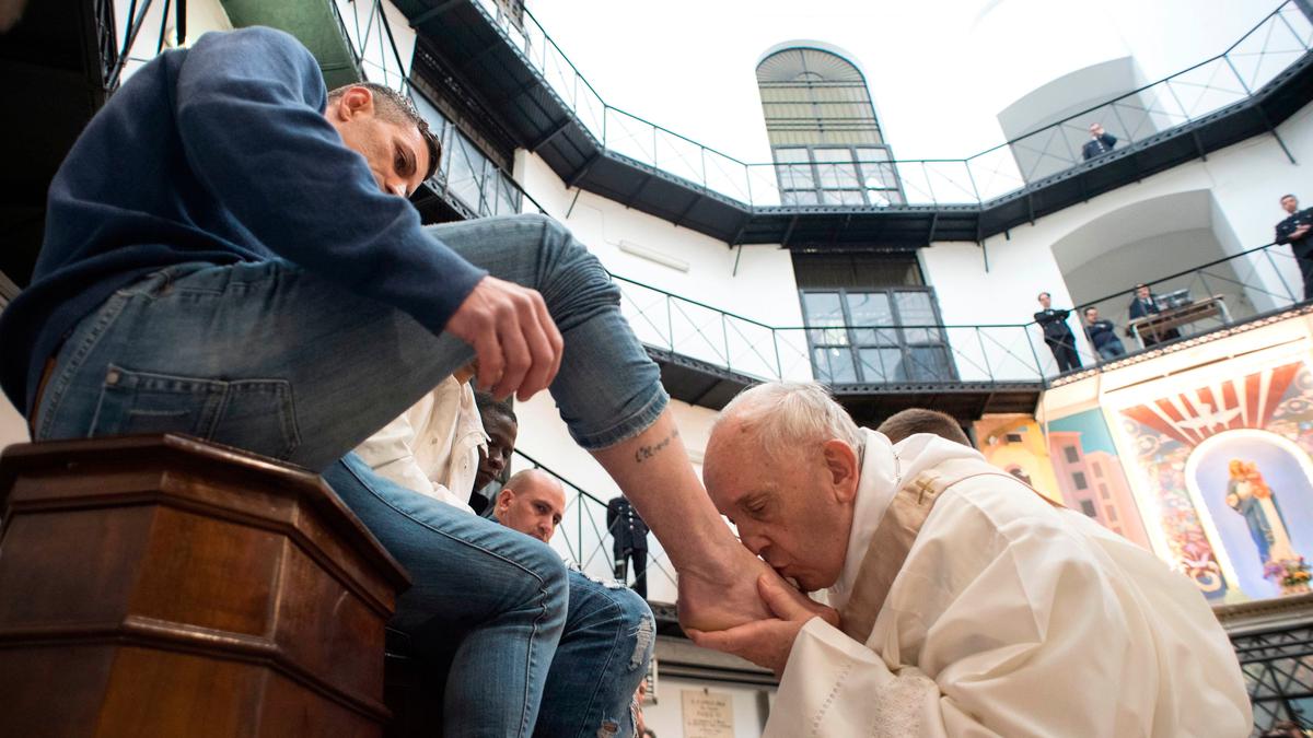 Momen Paus Fransiskus Jadi Sorotan: Cium Kaki Imigran Muslim