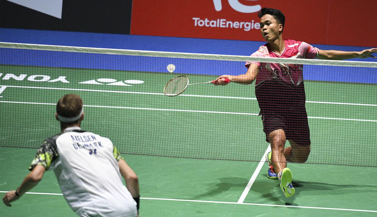 Ginting yang berusaha memulai gim pertama dengan tenang tidak mampu meladeni permainan Axelsen yang mempunya tubuh lebih besar darinya. Axelsen pun terus menjaga poinnya dari Ginting dengan cukup jauh hingga harus menerima kekalahan pertama 10-21. (AFP/Richard A. Brooks)