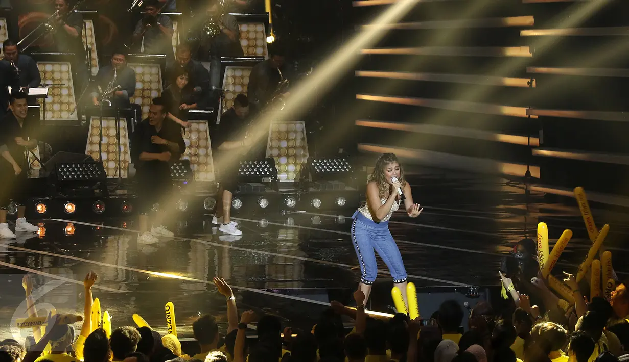 Penampilan enerjik Agnez Mo saat menggelar konser yang bertajuk The Biggest Concert Agnez Mo I #AmGenerationOfLOVE, Jakarta, Kamis (15/10/2015). (Liputan6.com/Herman Zakharia)