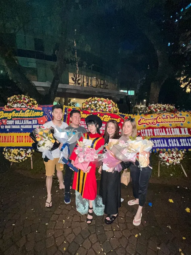 7 Potret Wisuda Cindy Gulla Raih Gelar Magister Hukum, Tampil Memesona