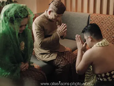 Calon pengantin laki-laki, Bobby Nasution melakukan sungkem kepada orang tua saat prosesi siraman di Hotel Alila, Solo, Selasa (7/11). Prosesi tersebut berlangsung secara tertutup bagi awak media. (Liputan6.com/Pool/All Seasons Photo)