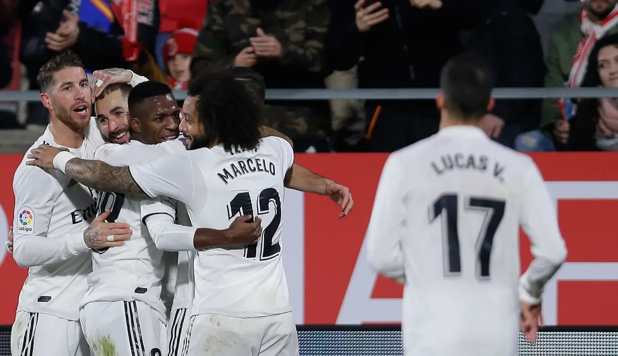 Penyerang Real Madrid, Karim Benzema (kedua kiri) berselebrasi dengan timnya setelah mencetak gol ke gawang Girona pada leg kedua perempat final Copa del Rey di Stadion Municipal de Montilivi, Kamis (31/1). Real Madrid menang 3-1. (AP/Manu Fernandez)