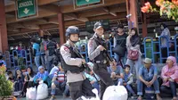 Pasukan Brimob Polda Metro Jaya bersenjata lengkap patroli di Terminal Kampung Rambutan, Jakarta, Selasa (19/6). Penjagaan dilakukan untuk memberi rasa aman kepada pemudik pada arus balik Lebaran 2018. (Liputan6.com/Faizal Fanani)