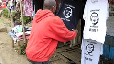 Seorang pria tampak memajang kaos bergambar Obama, Kenya, Kamis (23/7/2015).  Pembuatan kaos ini sebagai sambutan kepada Obama yang akan melakukan kunjungan kenegaraan ke Kenya pada Jumat (24/7). (REUTERS/Noor Khamis)