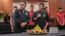 Pelatih Kepala Timnas Indonesia U-22, Indra Sjafri (kanan) memberikan sambutan saat syukuran terkait sanksi ringan FIFA terhadap Indonesia dan kesempatan Timnas Indonesia U-22 tampil di SEA Games 2023 di Ruang Semeru, Hotel Sultan, Jakarta. (Bola.com/Bagaskara Lazuardi)