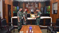 Kepala Staf Angkatan Darat (KSAD) Jenderal TNI Dudung Abdurachman memberikan penghargaan kepada Babinsa 1705/Cikijing Kodim 0617/Majalengka, Serma Junaidi atas aksi heroiknya yang membekuk pencuri kendaraan bermotor.