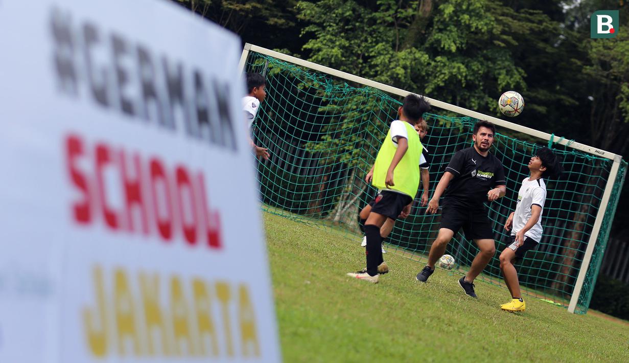 <p>Sejumlah anak-anak sedang mendapatkan coaching clinic saat Launching Borussia Academy di Deutsche Schule Jakarta, BSD, Tangerang, Sabtu (03/06/2023). (Bola.com/Bagaskara Lazuardi)</p>