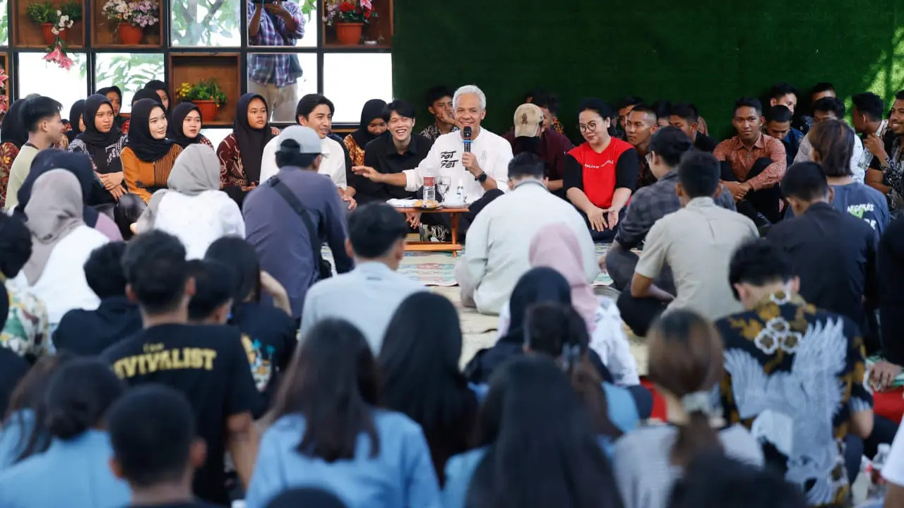 Calon presiden (capres) nomor urut tiga, Ganjar Pranowo, melakukan dialog bersama Gen Z, milenial dan influencer muda di Omah Rayap Resto, Kecamatan Selogiri, Kabupaten Wonogiri, Jawa Tengah, Jumat (29/12/2023). (Merdeka.com/Nur Habibie)
