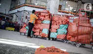 Pekerja menyortir paket dan logistik yang akan didistribusikan di Sentral Pengolahan PT Pos Indonesia (Persero), Jakarta, Jumat (15/5/2020). Pengiriman paket via Pos pada H-9 Lebaran 2020 mencapai 1,8 juta barang atau naik 20 persen dibandingkan periode sama tahun lalu. (Liputan6.com/Faizal Fanani)