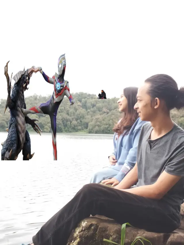 7 Hasil Editan Foto Netizen Minta Ada Kapal Titanic di Danau Ini Kocak