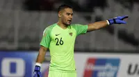 Kiper Timnas Indonesia, Andritany Ardhiyasa, memberikan instruksi kepada rekannya saat melawan Timor Leste pada laga Piala AFF 2018 di SUGBK, Jakarta, Selasa (13/11). Indonesia menang 3-1 atas Timor Leste. (Bola.com/Yoppy Renato)