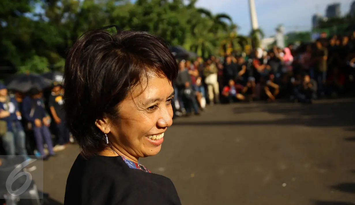Istri aktivis HAM Munir, Suciwati mengikuti Aksi Kamisan ke-477 di depan Istana Negara, Jakarta, Kamis (19/1). Aksi Kamisan tersebut telah berlangsung selama 10 tahun sejak 18 Januari 2007. (Liputan6.com/ Immanuel Antonius)