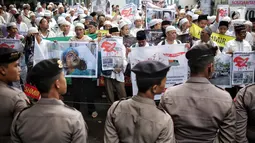 Massa yang tergabung dalam Aksi Solidaritas Islam Indonesia untuk Kashmir menggelar aksi di Kedubes India, Jakarta, Rabu (6/2). Dalam aksinya, massa meminta pemerintah India untuk menarik pasukan militer dari wilayah Kashmir. (Liputan6.com/Faizal Fanani)