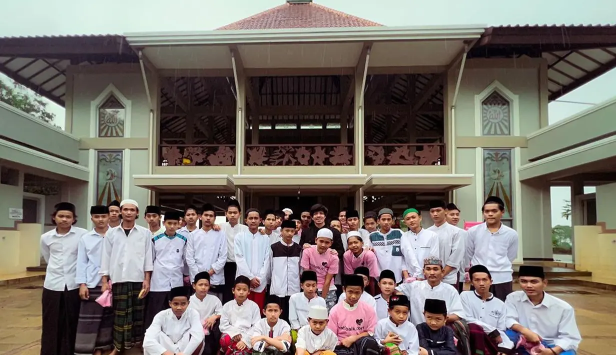 Ia menuturkan jika aula, masjid, tempat belajar, toilet hingga kelas telah selesai pengerjaan. Bahkan, ia berharap dengan adanya fasilitas yang memadai bisa membuat para santri semangat belajar. (Liputan6.com/IG/@attahalilintar)