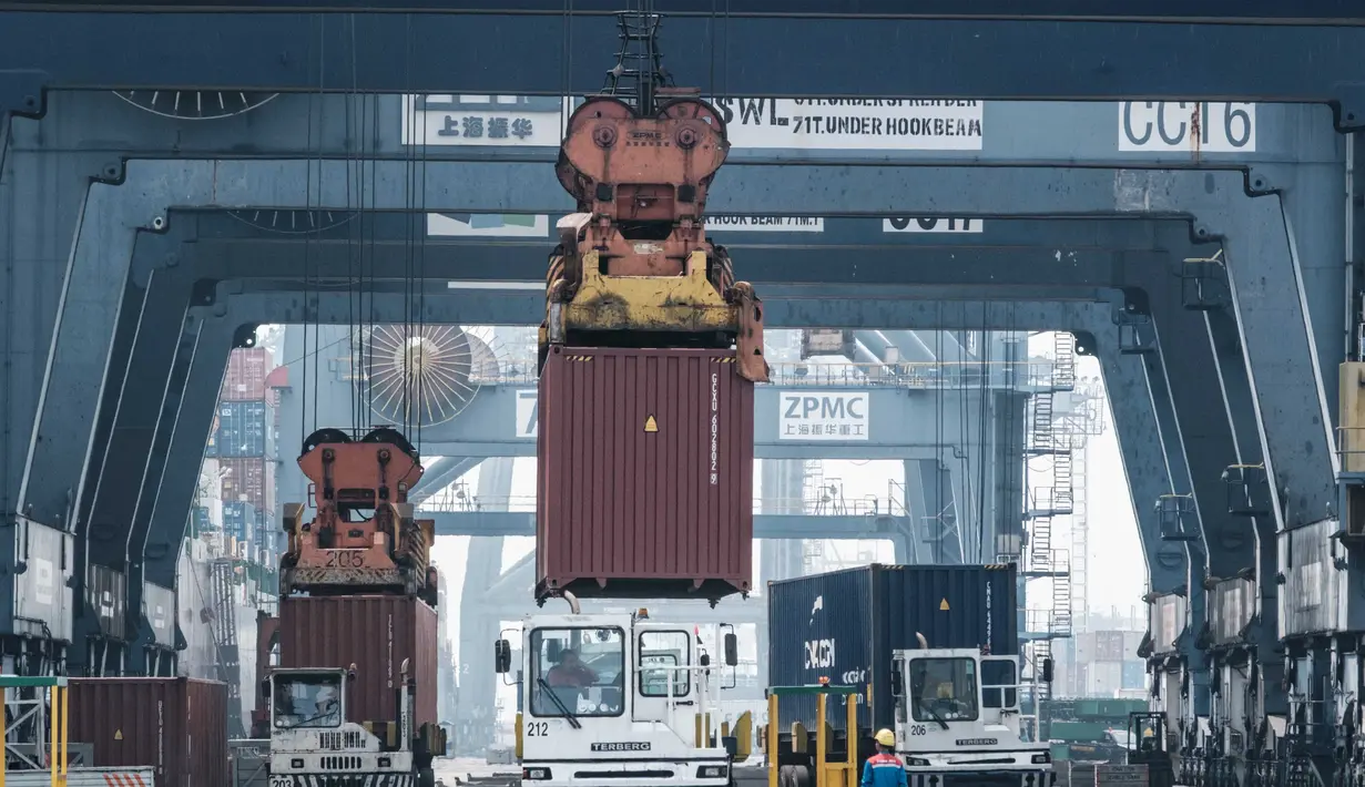 Sebuah kontainer kargo dimuat ke truk di Jakarta International Container Terminal, Pelabuhan Tanjung Priok, Jakarta, pada 7 Agustus 2025. (Yasuyoshi CHIBA/AFP)