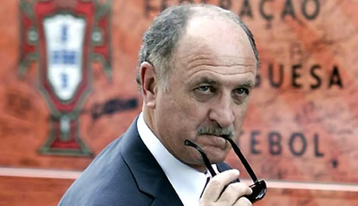 Portugal's Brazilian coach Luiz Felipe Scolari gestures as he passes by the Cote d'Armes of the Portuguese Football Federation upon his arrival at Portela airport in Lisbon on June 20, 2008. AFP PHOTO/ PAULO CORDEIRO