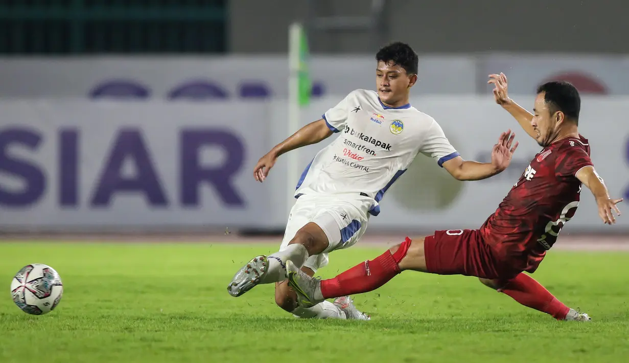 Pemain PSIM Yogyakarta, Sugeng Efendi merayakan gol kemenangan timnya saat matchday ke-8 Grup C Liga 2 2021 antara Persis Solo melawan PSIM Yogyakarta di Stadion Manahan, Solo, Senin (15/11/2021). (Bola.com/Bagaskara Lazuardi)