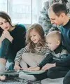 Ilustrai orangtua yang percaya dengan anak. (Foto: Unsplash/Ann Danilina)