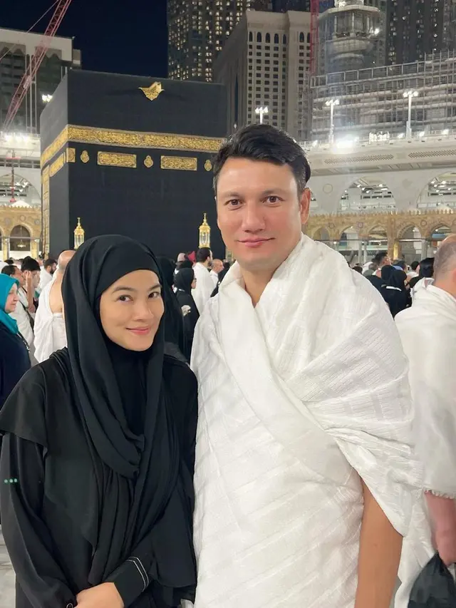 6 Outfit Titi Kamal Saat Umrah Bersama Christian Sugiono, Anggun dalam Balutan Gamis hingga Cadar