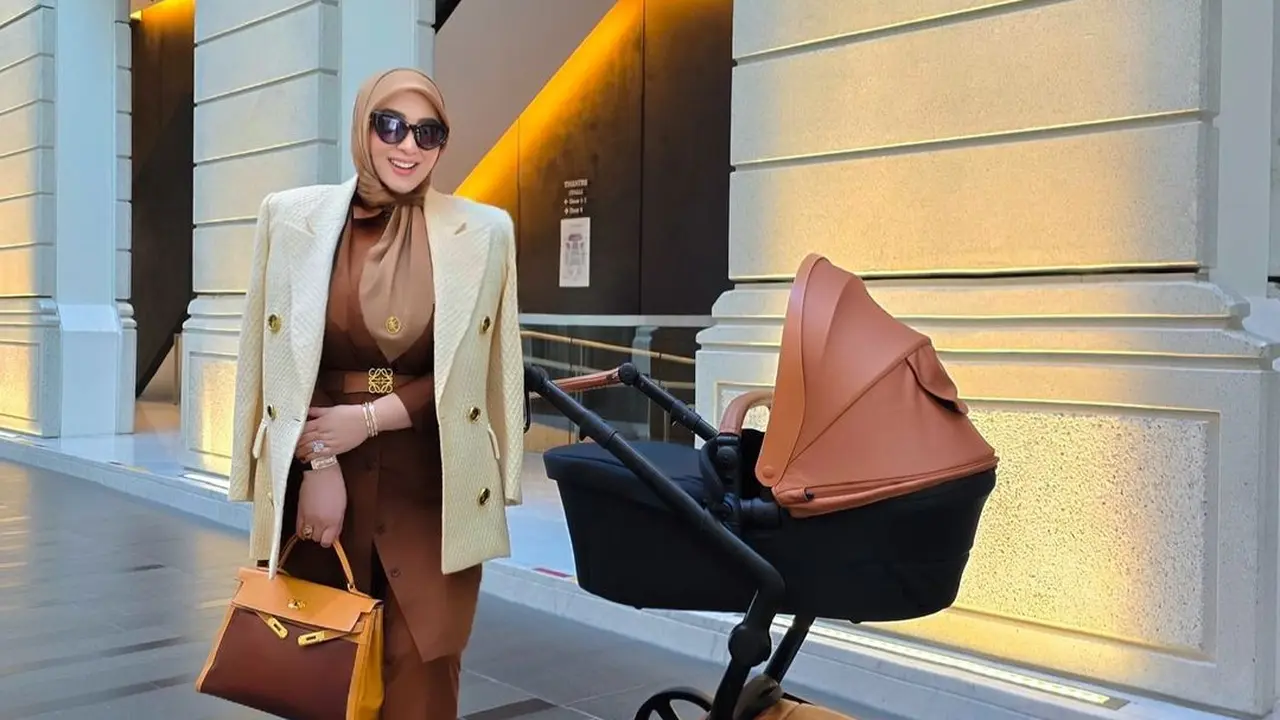 Gaya Mahal Syahrini Momong Baby R, Comeback dengan Pesona Khas Sosialita dengan Konsisten Jinjing Tas Hermes