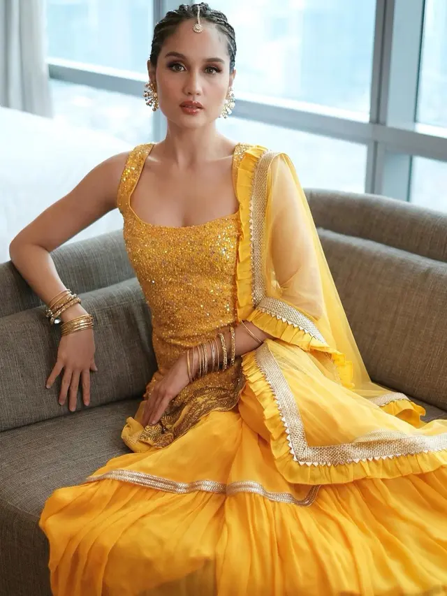 7 Gaya Cinta Laura saat Pakai Busana Ala India, Disebut Bak Aktris Bollywood