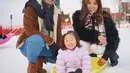 Ruben Onsu dan Sarwendah serta putrinya, Thalia berangkat liburan akhir tahun ke Jepang sejak Kamis (28/12/2017). Dan kembali pada 7 Januari. Beberapa potret kebahagiaan pasangan ini saat mengisi libur akhir tahun di Negeri Sakura. (Instagram/ruben_onsu)