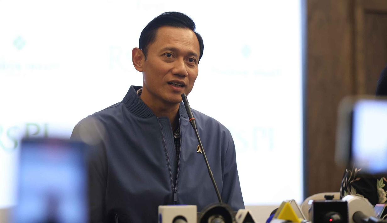 Momen kebahagiaan tersebut dibagikan AHY dengan menggelar jumpa pers di Rumah Sakit Pondok Indah (RSPI), Jakarta, Senin (30/3/2026). Tampak dalam foto, Menteri Koordinator Bidang Infrastruktur dan Pembangunan Kewilayahan yang juga Ketua Umum Partai Demokrat, Agus Harimurti Yudhoyono, saat mengumumkan kelahiran anak keduanya di Rumah Sakit Pondok Indah (RSPI), Jakarta, Senin (30/3/2026). (Kapanlagi.com/Budy Santoso)