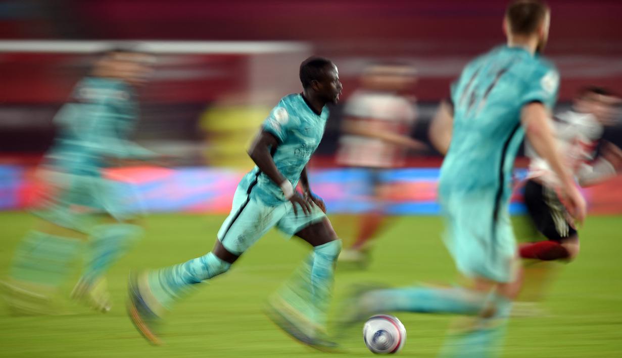 Striker Liverpool, Sadio Mane berlari dengan menggiring bola dalam pertandingan Liga Inggris melawan Sheffield United, Minggu (28/2/2021). (Foto: AFP/Pool/Oli Scarff)