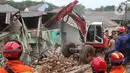 Petugas Suku Dinas Sumber Daya Air Jakarta Selatan menggunakan alat berat untuk mengeruk material pascalongsor di kawasan Ciganjur, Senin (12/10/2020). Alat berat dikerahkan mengeruk puing-puing bangunan tembok yang roboh pada kejadian longsor pada Sabtu 10 Oktober malam. (merdeka.com/Arie Basuki)