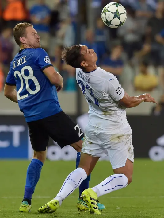  Penyerang Leicester City, Leonardo Ulloa berusaha mengontrol bola dari kawalan pemain Club Brugge ini Laurens De Bock pada Liga Champions di Satdion Jan Breydel, Belgia, (15/9). Leicester menang atas Club Brugge dengan skor 3-0.  (Reuters/Eric Vidal)