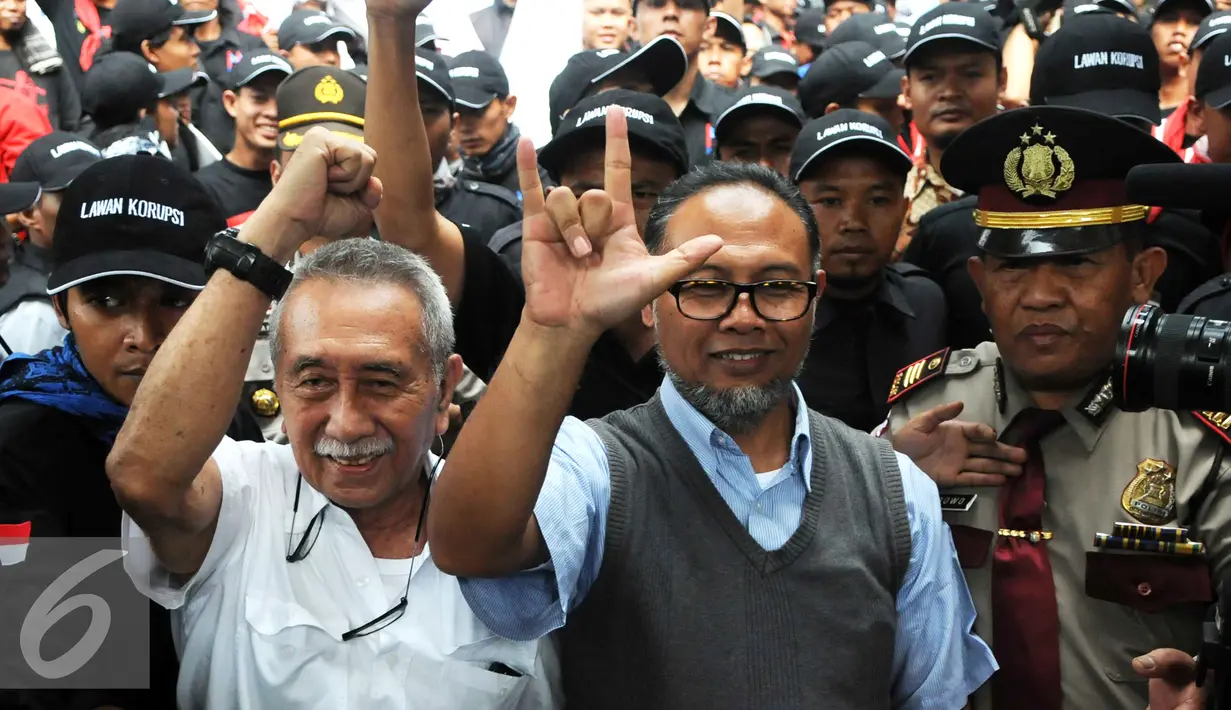 Mantan Wakil Ketua KPK Bambang Widjojanto menyapa wartawan usai dari dalam gedung KPK, Jakarta, (18/12). BW telah habis masa jabatannya seiring dipilihnya pimpinan baru KPK periode 2015-2019. (Liputan6.com/Helmi Afandi)