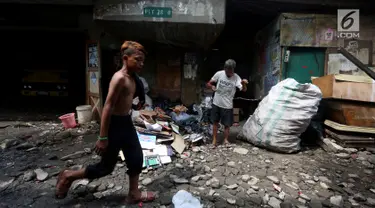 Aktivitas warga pemukiman kumuh di kolong Tol Pluit, Jakarta, Kamis (14/12). Mahalnya biaya sewa rumah dan meningkatnya kebutuhan hidup di Ibukota membuat mereka terpaksa tinggal di bawah kolong tol. (Liputan6.com/JohanTallo)