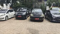 Kendaraan dinas Pemerintah Kota Depok yang terparkir di gedung DLHK Kota Depok. (Liputan6.com/Dicky Agung Prihanto)