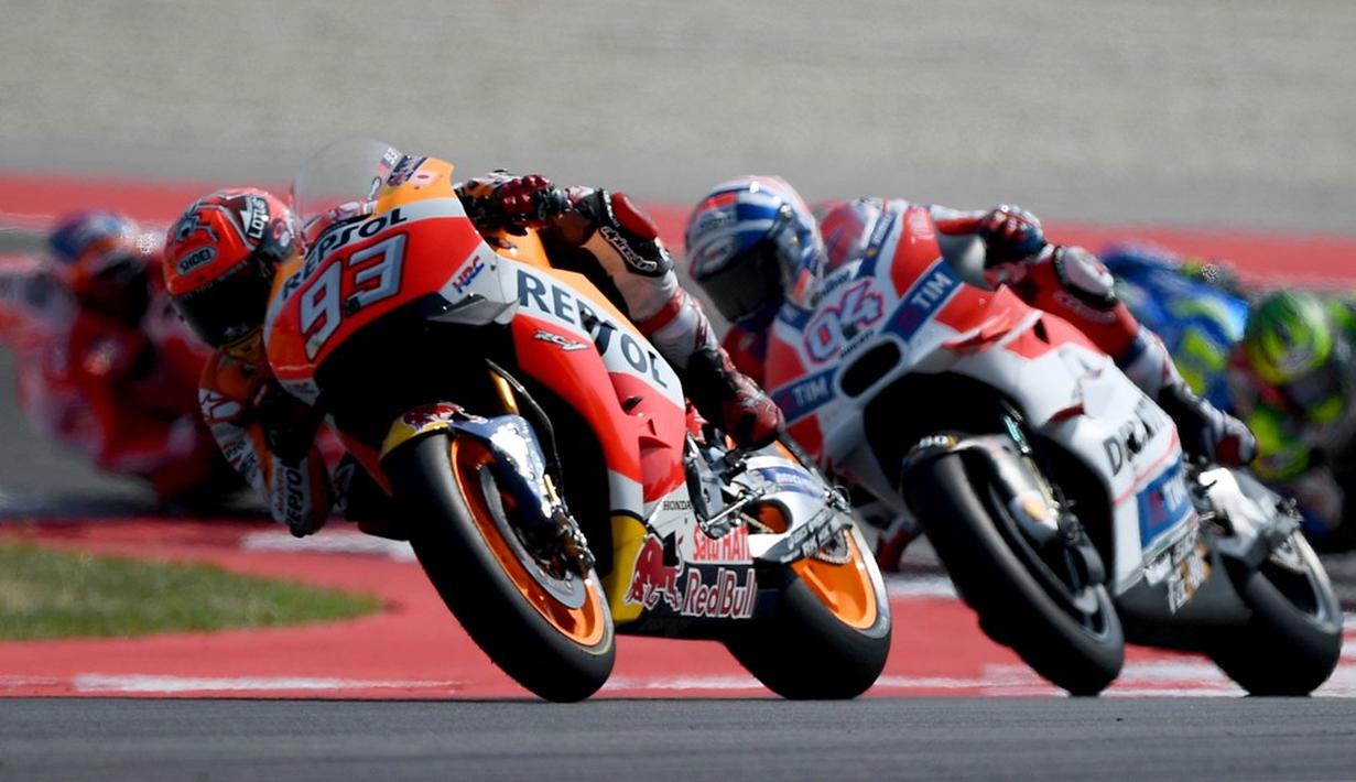 Persaingan sengit juga terjadi antara Marquez dan Dovizioso dalam memperebutkan posisi ketiga. Namun keduanya akhirnya gagal meraih podium MotoGP San Marino, Minggu (11/9/2016). (AFP/Gabriel Bouys)