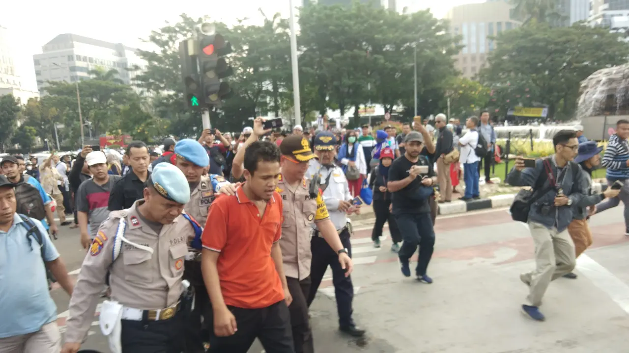 Aksi Unjuk Rasa di Patung Kuda Digegerkan Ulah Pemuda yang Halangi Mobil Melintas
