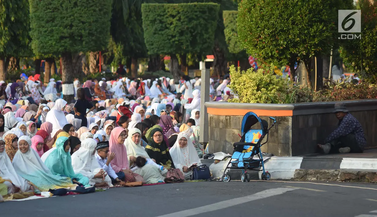 Ribuan jamaah bersiap salat Idul Fitri 1439 H di lapangan Pancasila, Simpanglima, Kota Semarang, Jumat (15/6). Masyarakat Indonesia hari ini merayakan Hari Raya Idul Fitri 1439 H sesuai ketetapan pemerintah yakni pada Jumat (15/6). (Liputan6.com/Gholib)